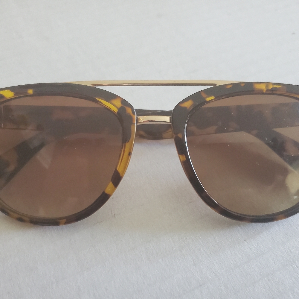 Oscar de la renta ladies sunglasses tortoise